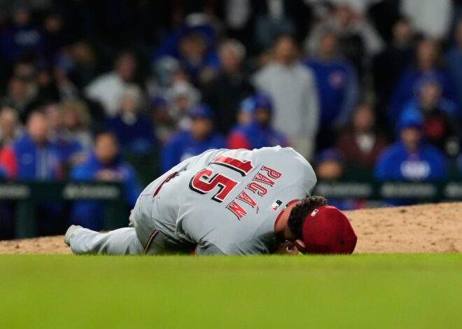 Reds closer Emilio Pagán carted off with an apparent left hamstring injury against the Cubs