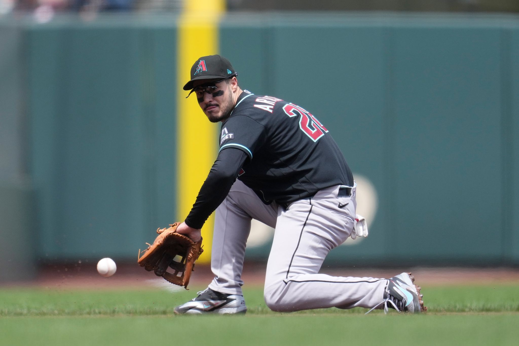 Diamondbacks’ Nolan Arenado day to day after leaving win over Giants with right groin tightness