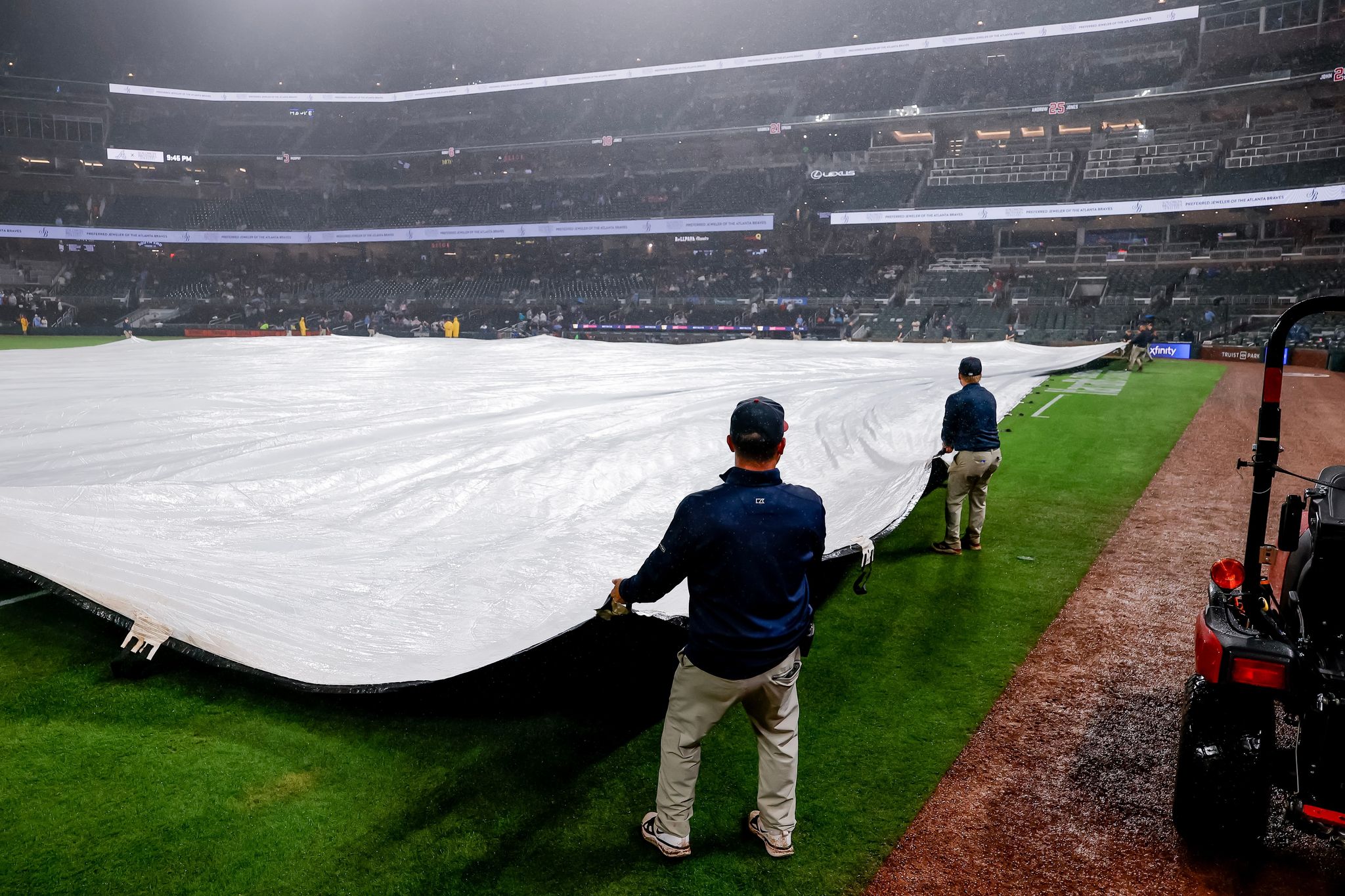 Braves-Giants game suspended by rain, to resume Wednesday at 2 p.m. with Giants up 3-2