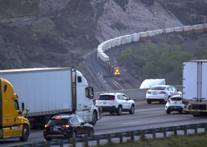 An algorithm determines how fast you should drive on this Calif. freeway