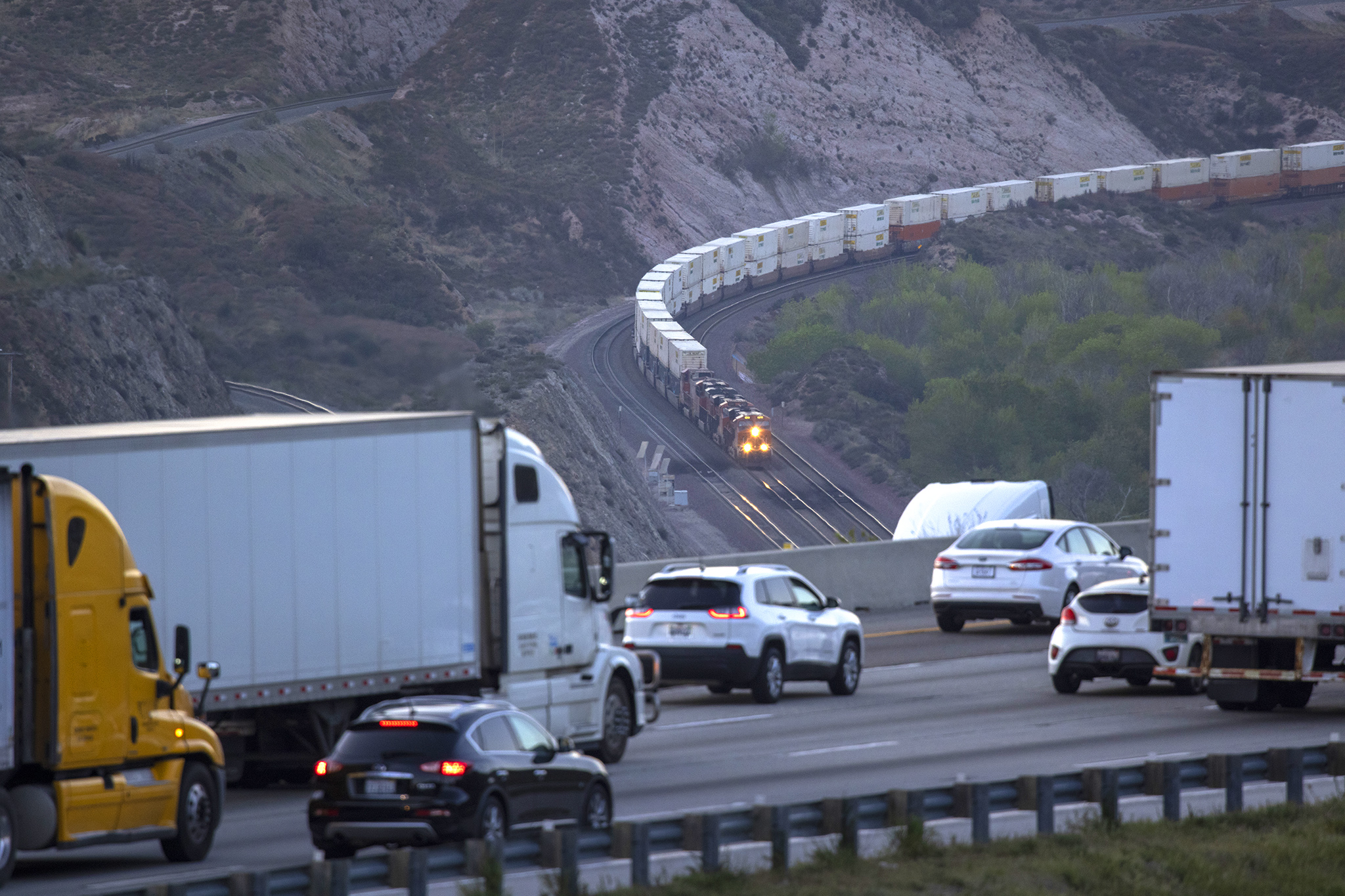 An algorithm determines how fast you should drive on this Calif. freeway
