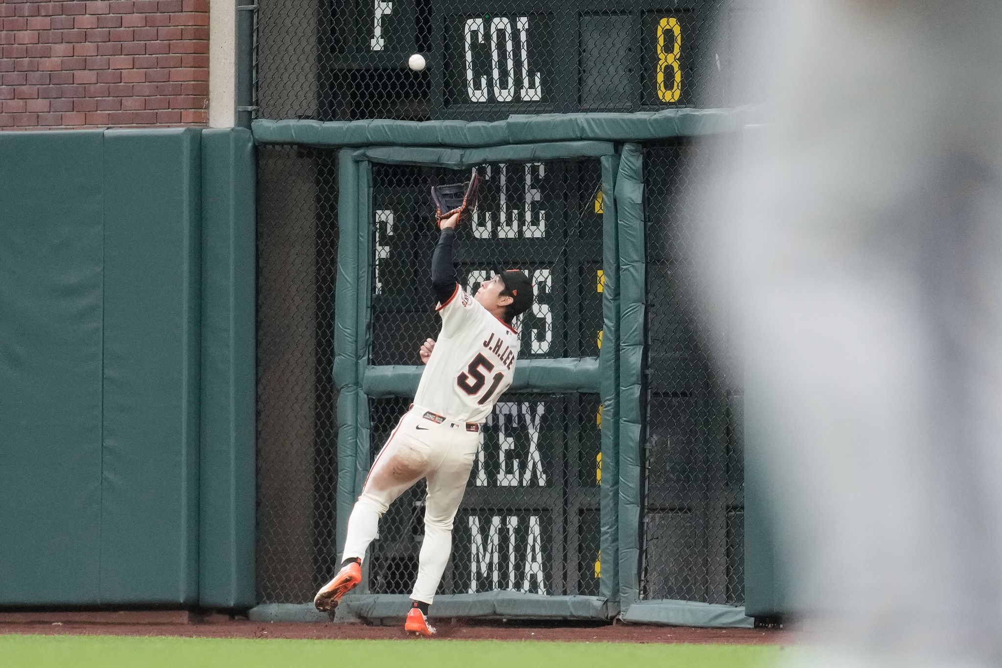 Devers, Bericoto homer in ninth inning, Giants rally past A’s 2-1