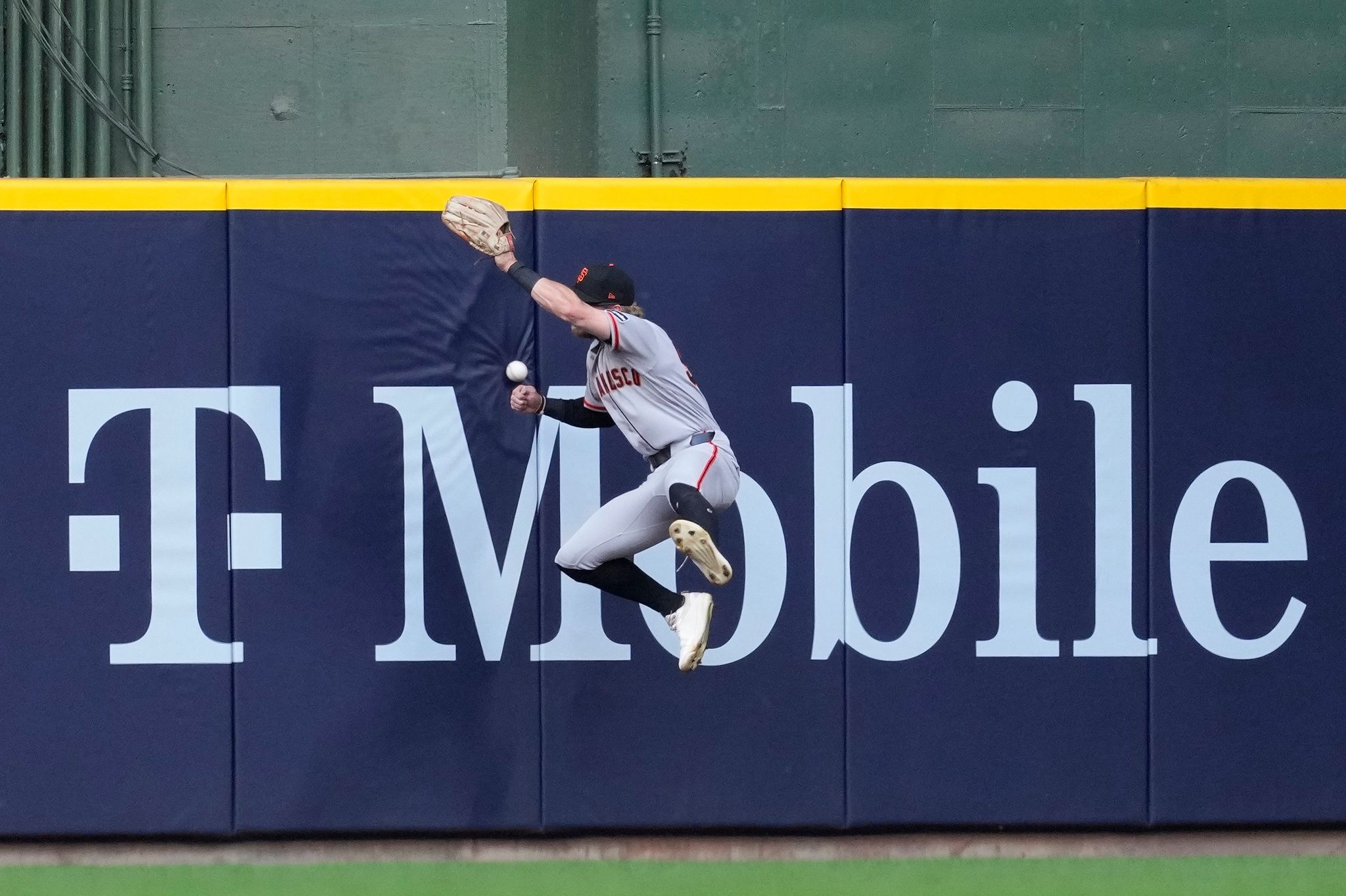Brice Turang breaks out of his 0-for-21 slump as Brewers trounce Giants 16-2