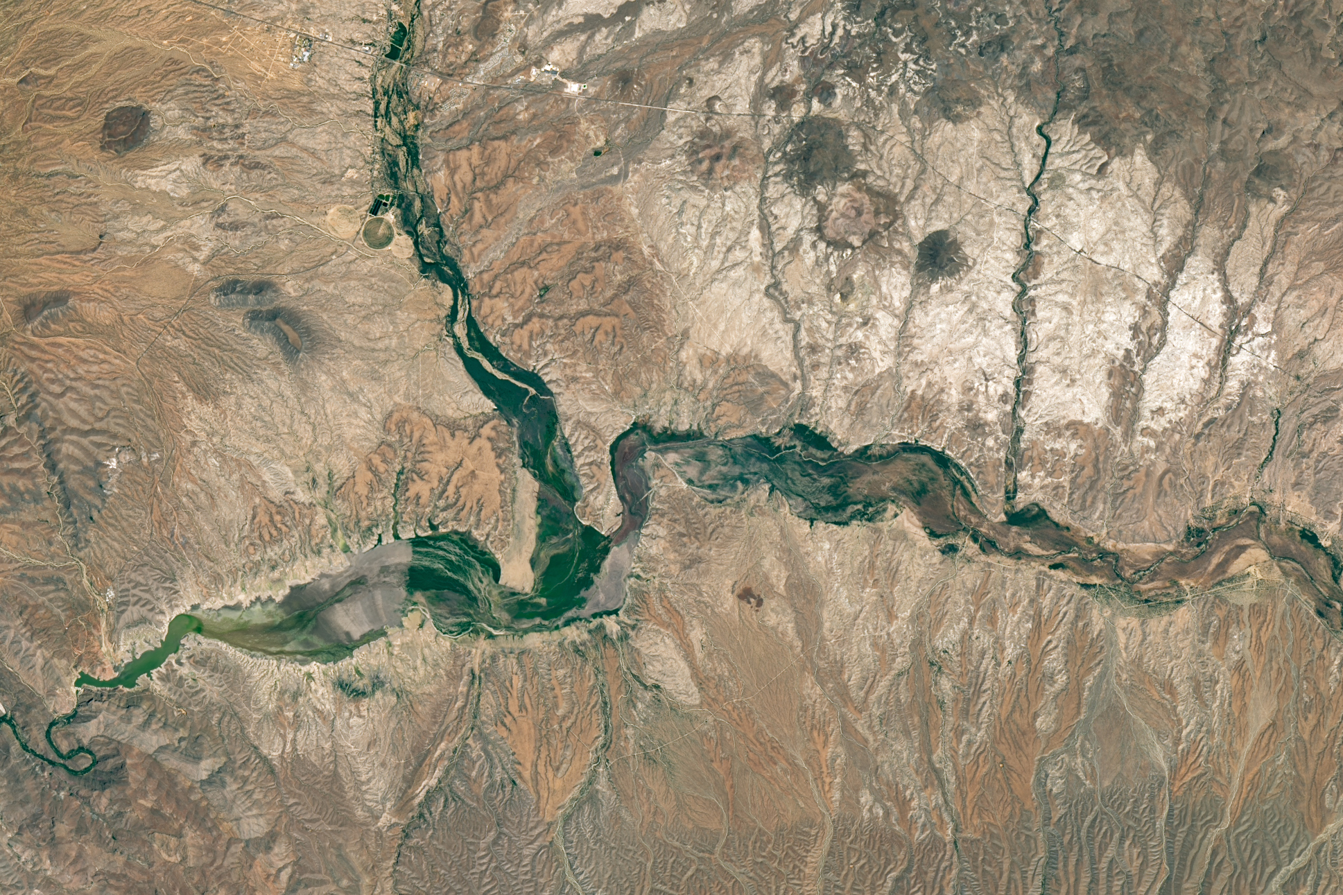 Satellite photos show beleaguered Arizona reservoir turn green
