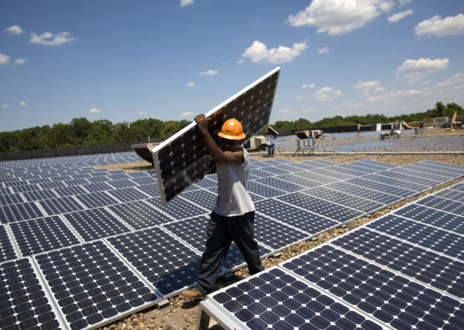 Californians could buy plug-in solar, pay less for PG&E under new bill