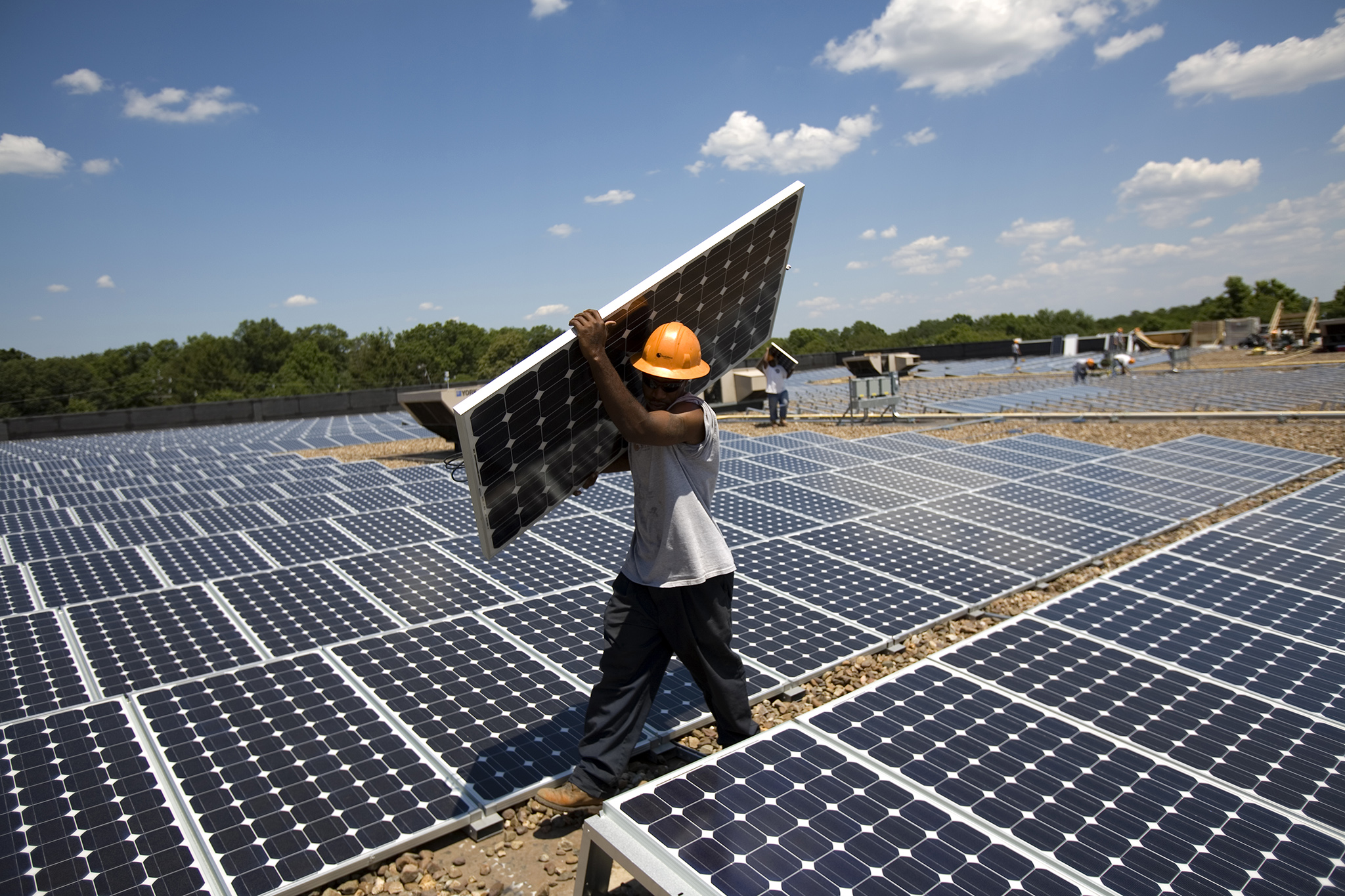 Californians could buy plug-in solar, pay less for PG&E under new bill