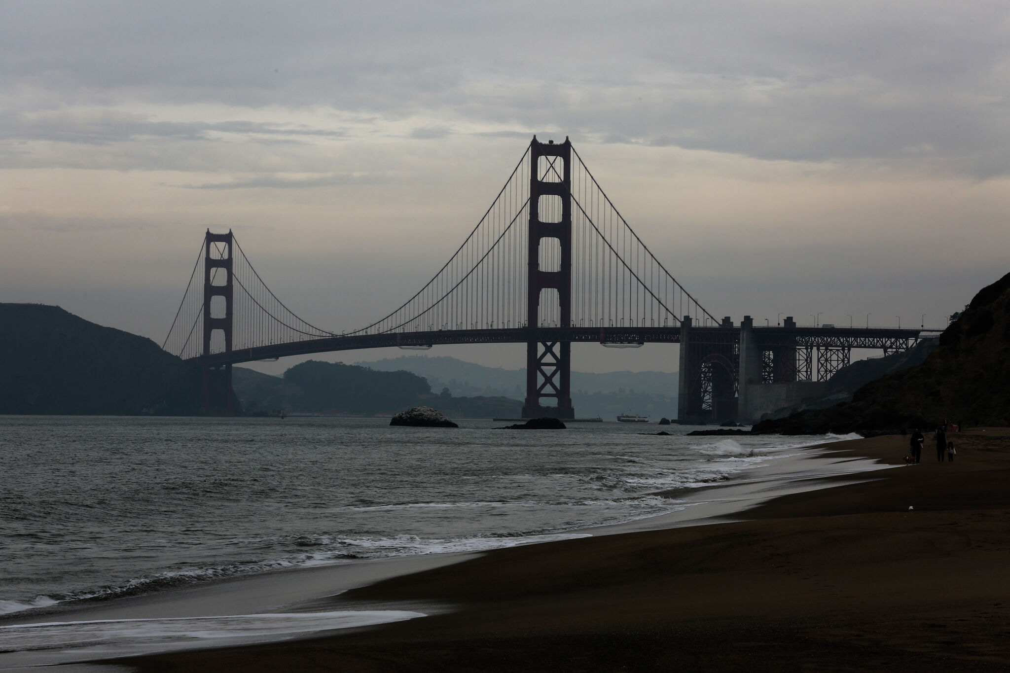 Sneaker wave warning in Bay Area after fisherman swept away at SF beach