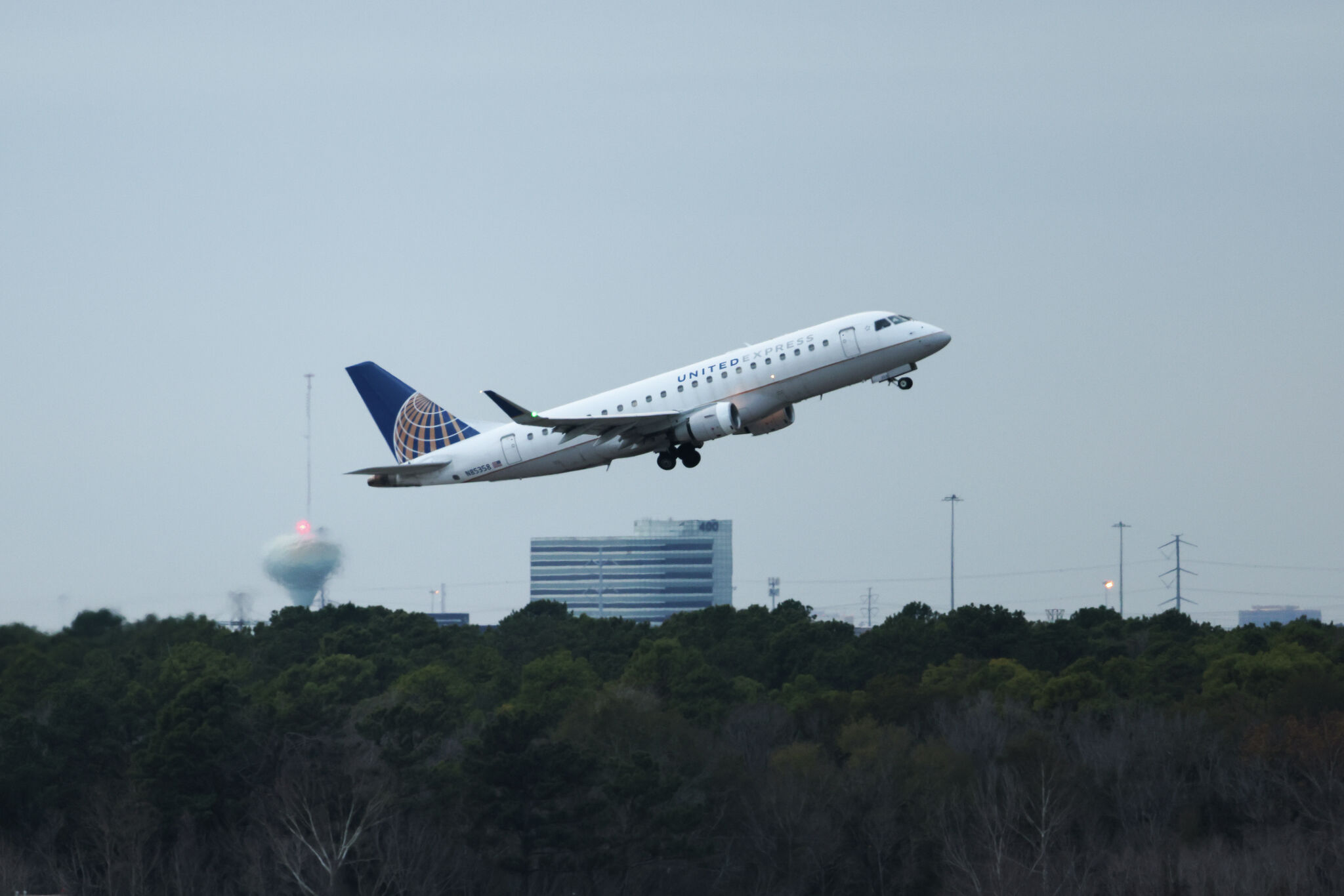 Man allegedly sneaks onto United flight to California, hides in bathroom