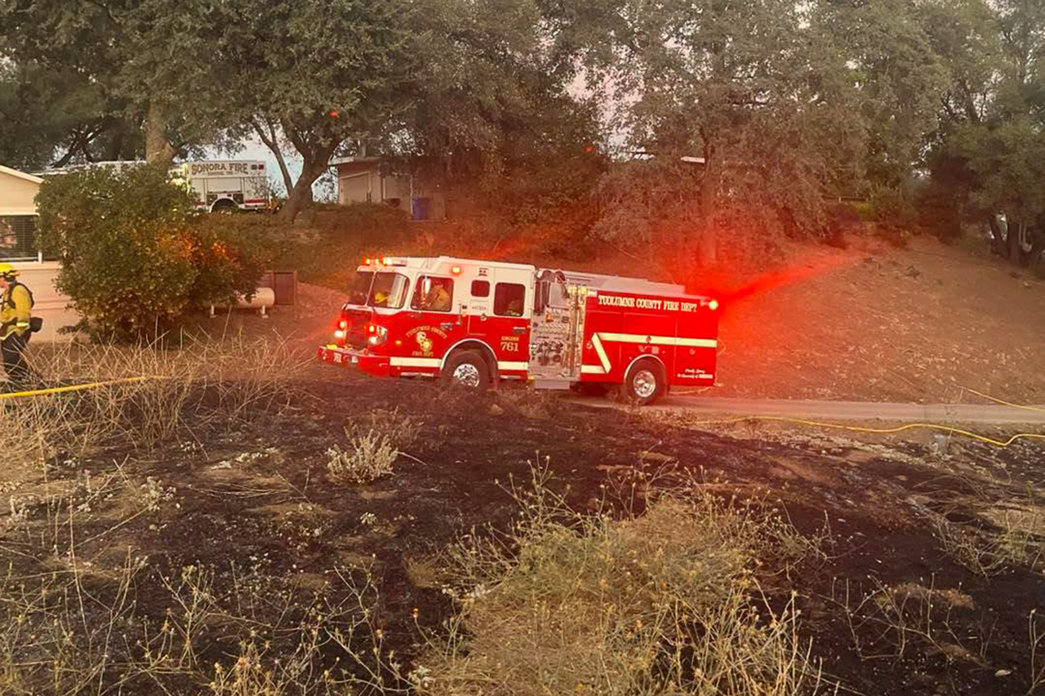 2 firefighters injured in uncontained blaze near Yosemite National Park
