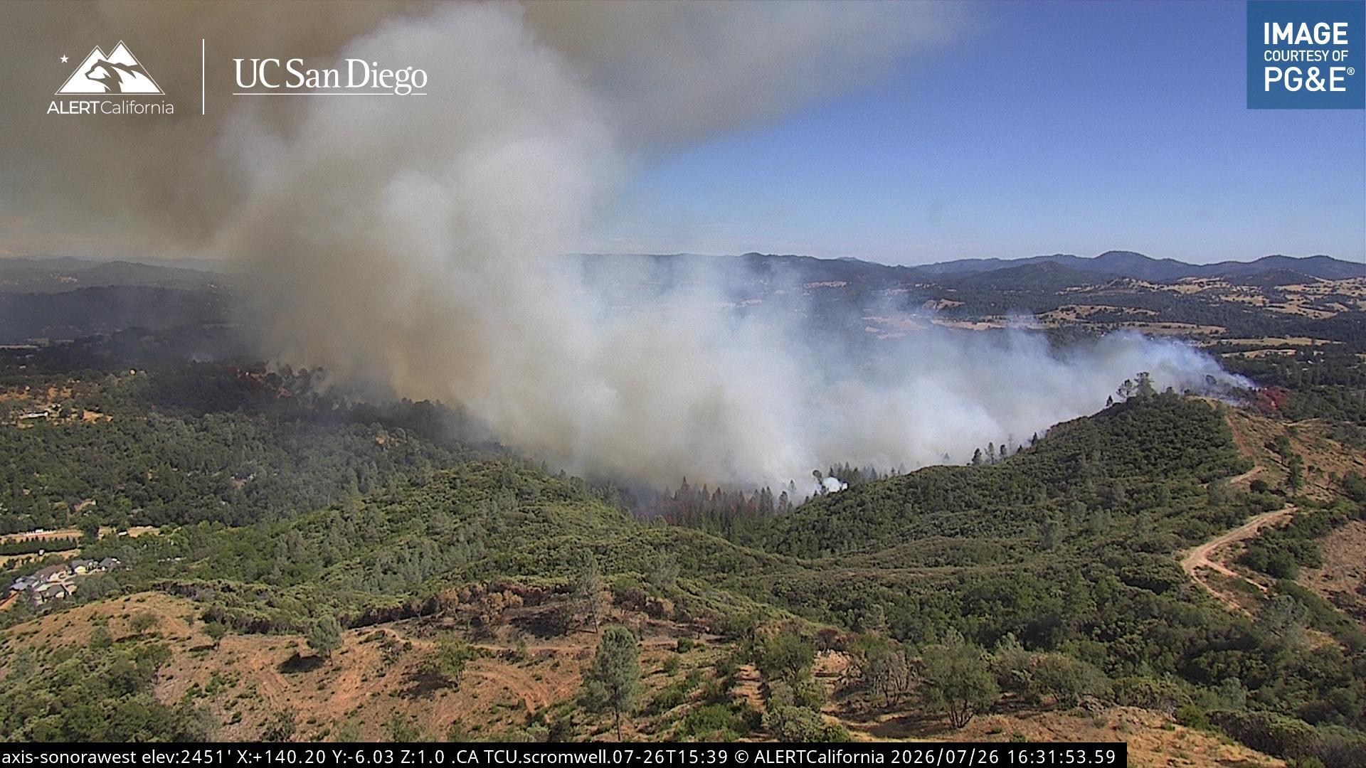 Wildfire forces evacuations in town outside Yosemite National Park