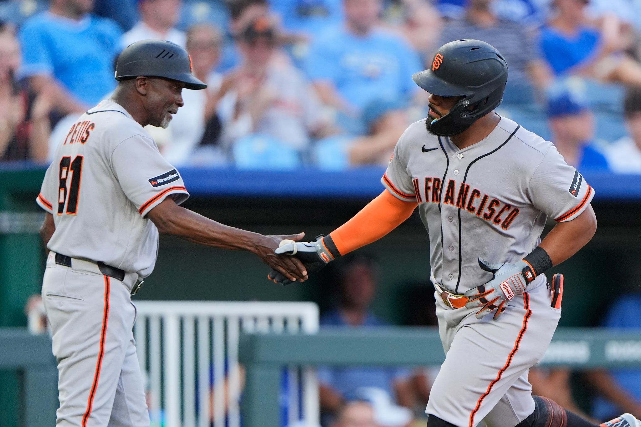 Loftin’s squeeze bunt in the ninth gives the Royals a 4-3 victory over the Giants