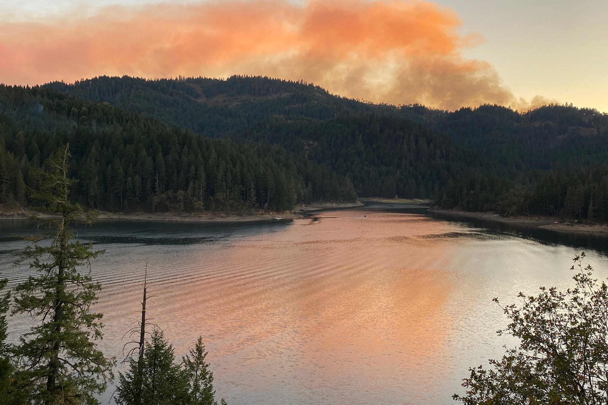 NorCal fishing trip turns deadly after boat overturns 30 yards from shore