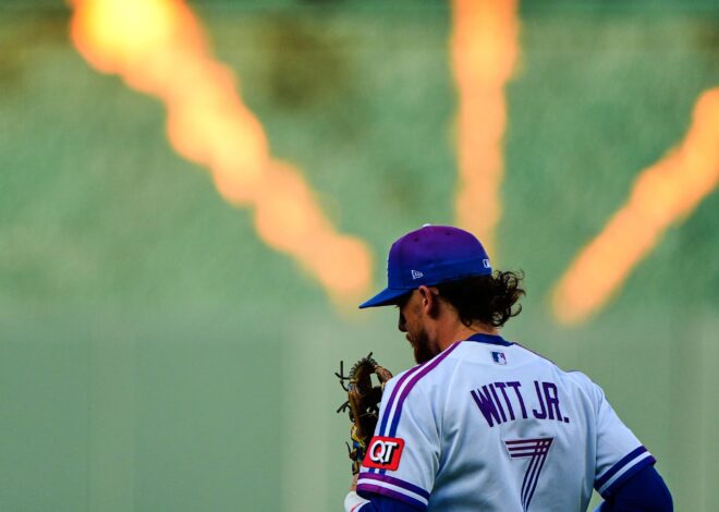 Royals All-Star shortstop Bobby Witt Jr. leaves win over Giants with back tightness