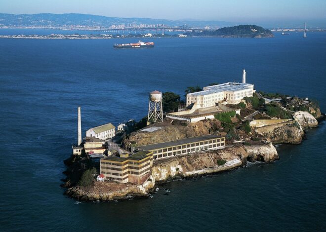 1 dead, 3 missing after boat capsizes near Alcatraz