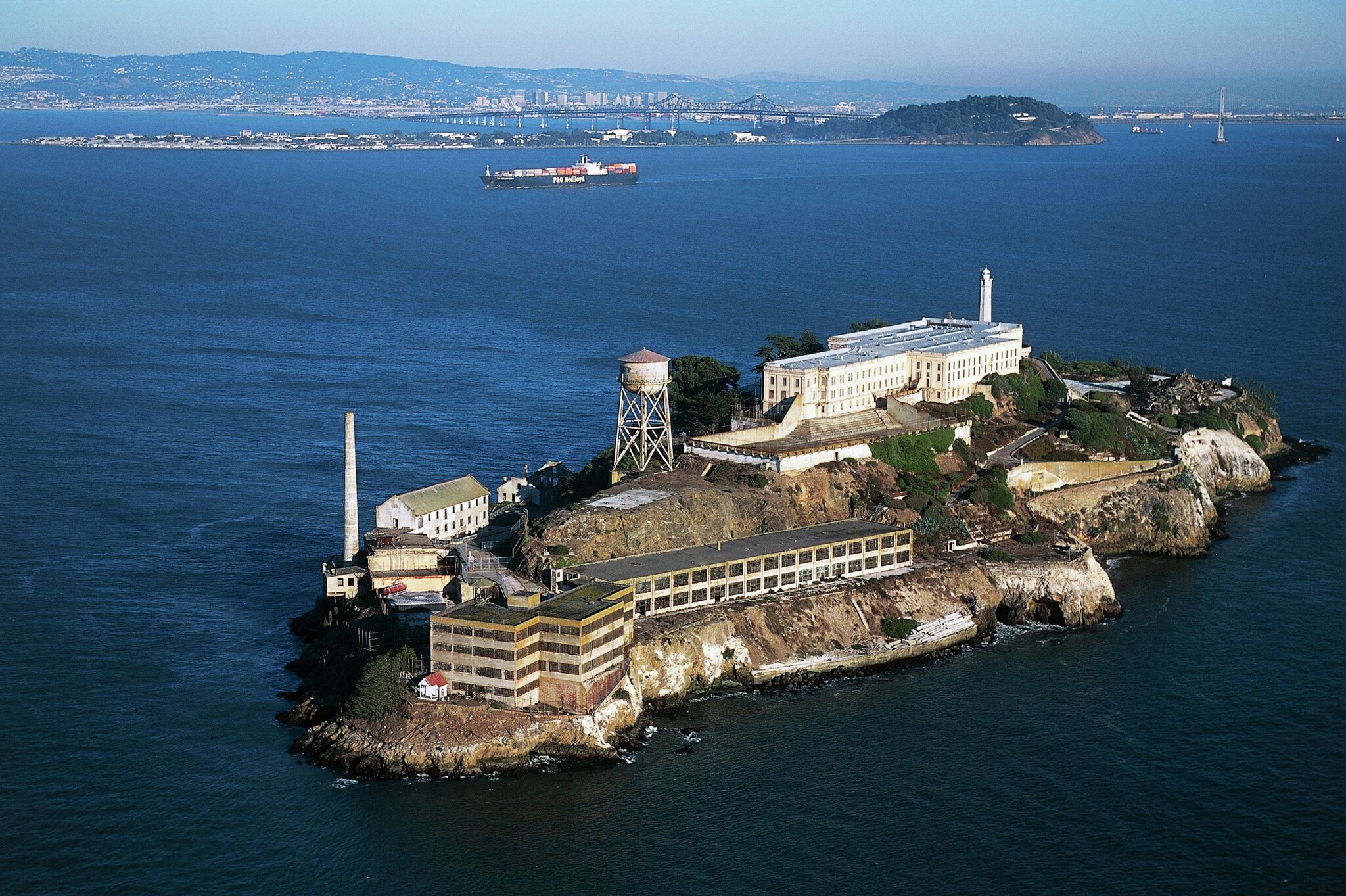 1 dead, 3 missing after boat capsizes near Alcatraz