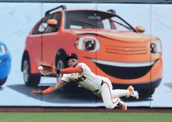 Giants beat the Rockies 8-2 to start a 4-game series