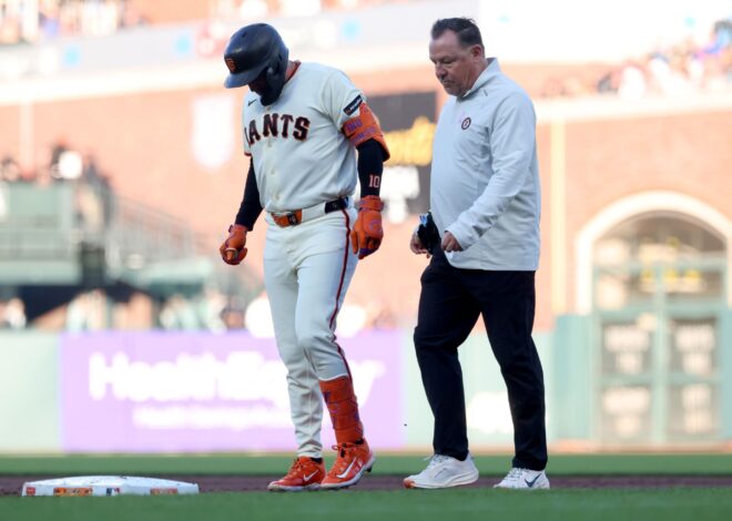 Giants 3B Casey Schmitt leaves game versus Brewers in 2nd inning due to apparent leg injury