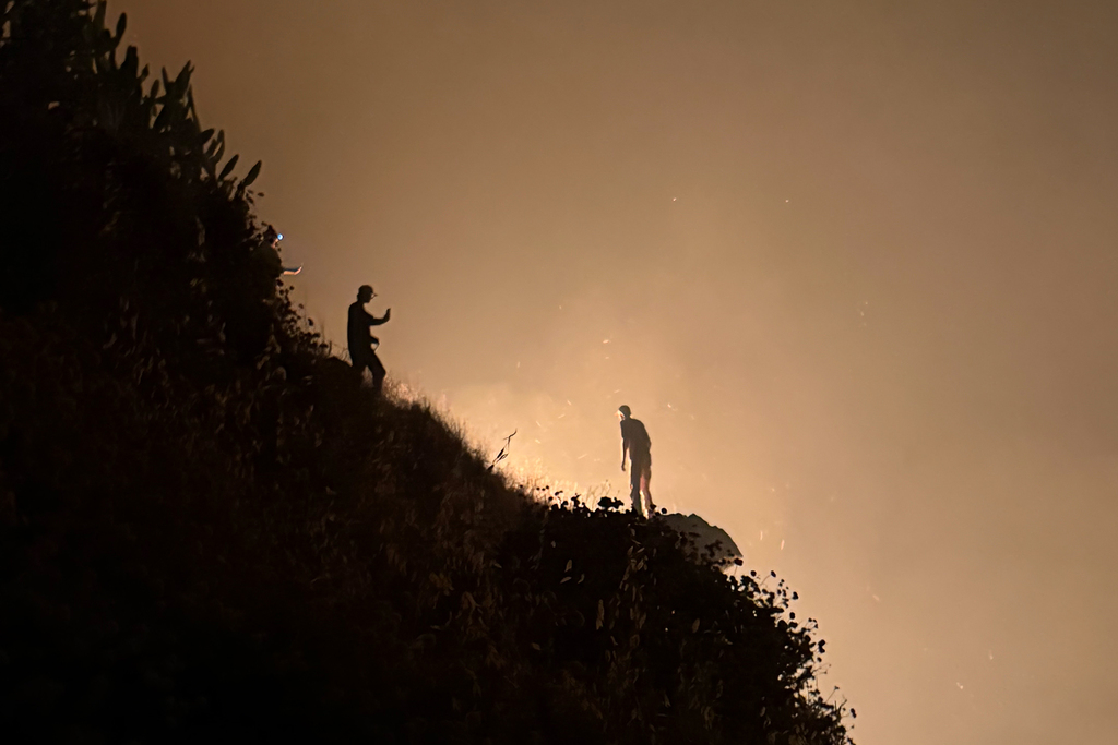 As Big Sur wildfire grows, some residents choose to stay and fight
