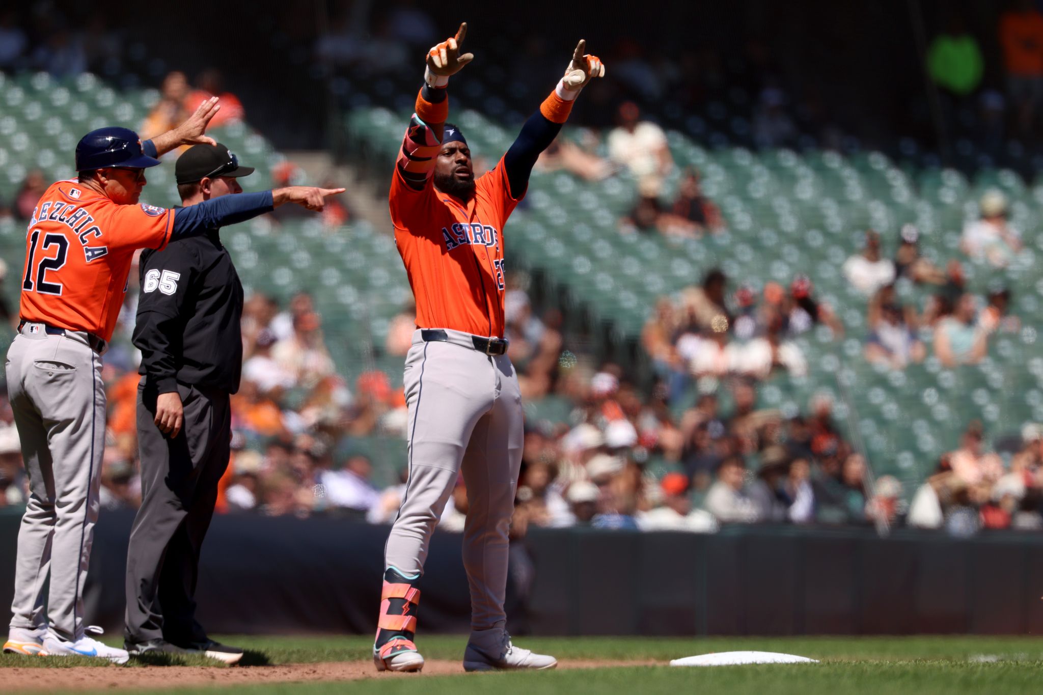 Allen hits go-ahead sacrifice fly, Houston bullpen allows just a run as Astros beat Giants 2-1