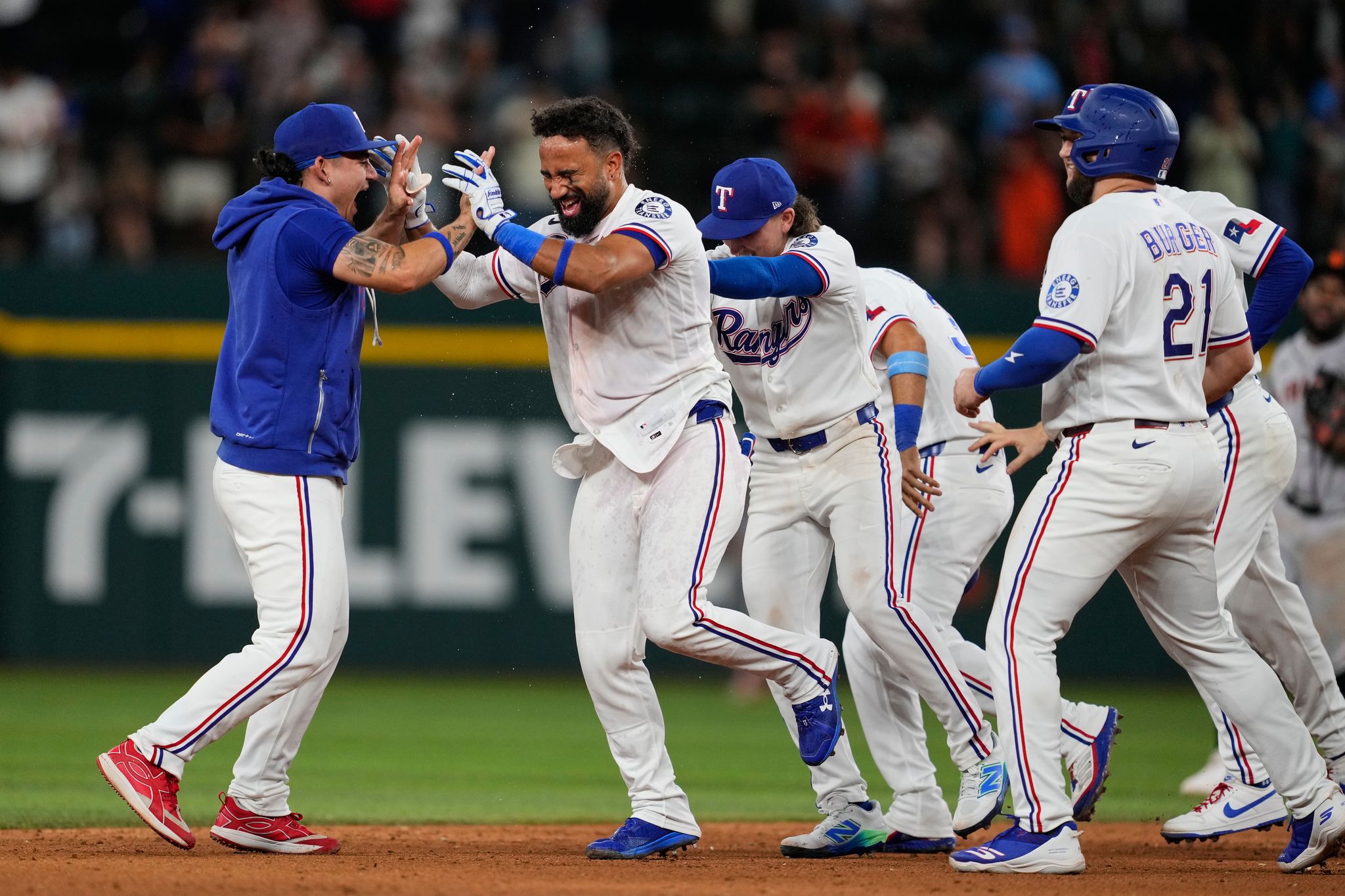 Ezequiel Duran has 4 RBIs as Rangers beat Giants 5-4 to end season-worst 6-game losing streak