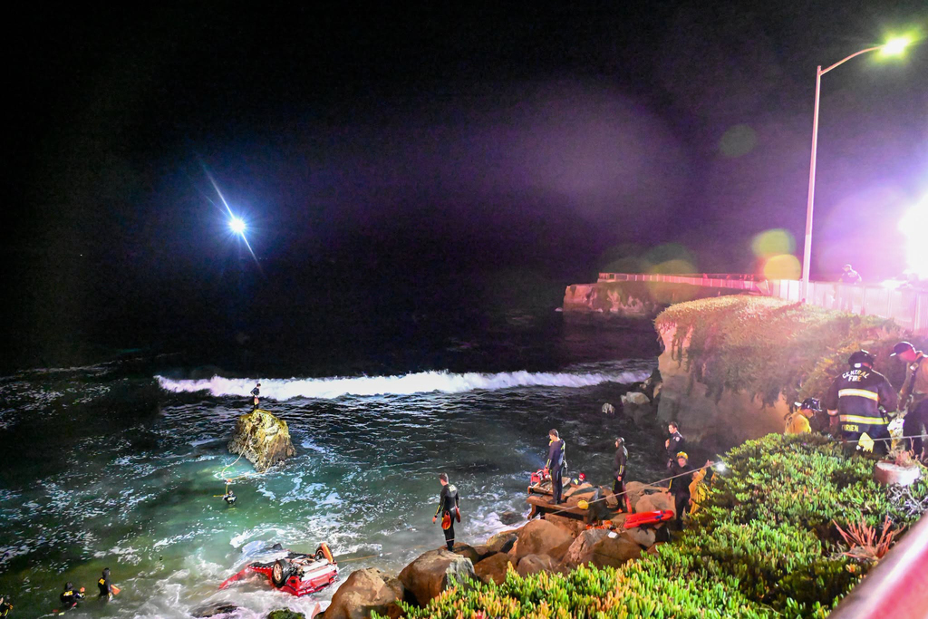 1 escapes, 1 dies after car plummets into the ocean in Santa Cruz
