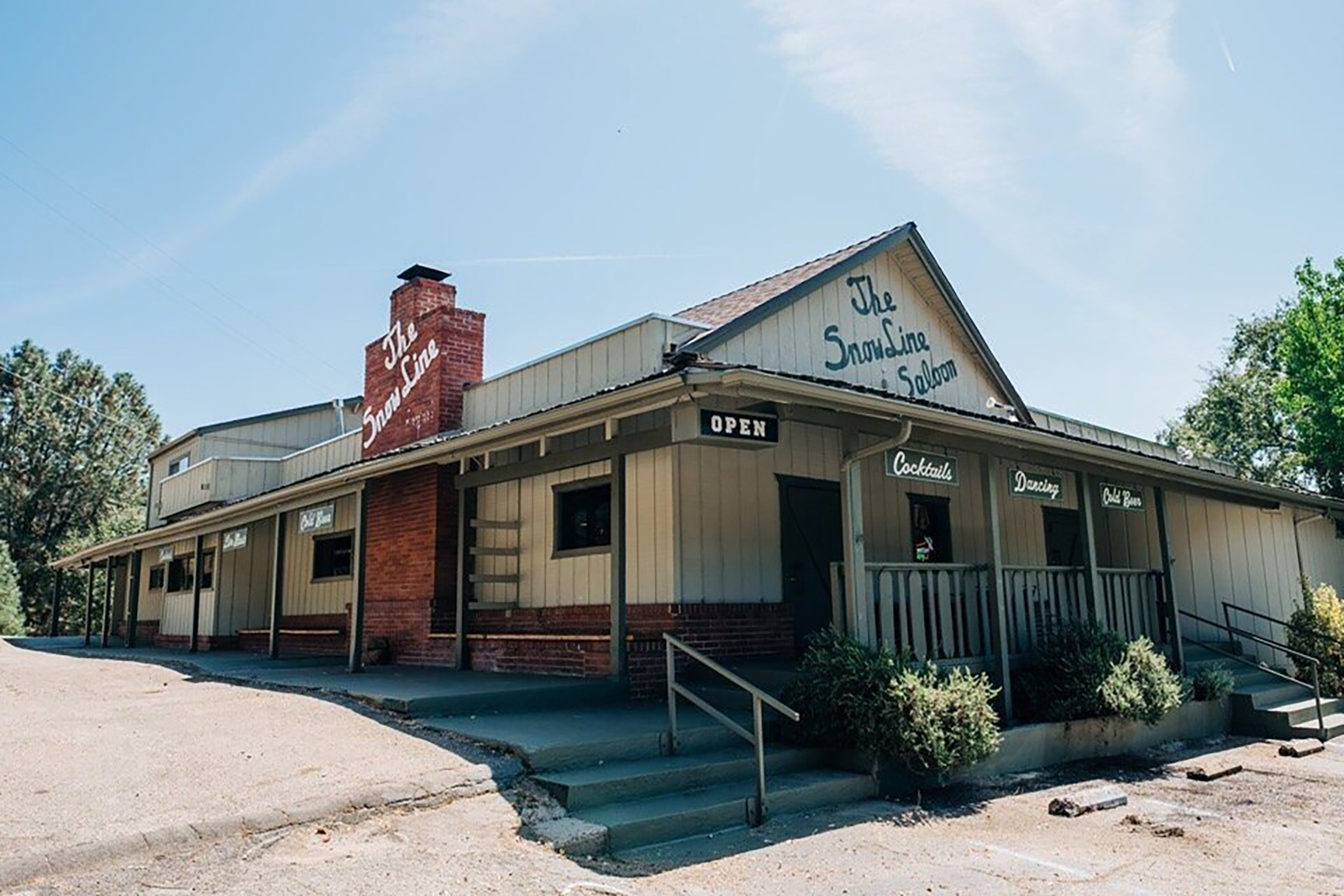 Fire in Yosemite gateway town burns beloved saloon to the ground