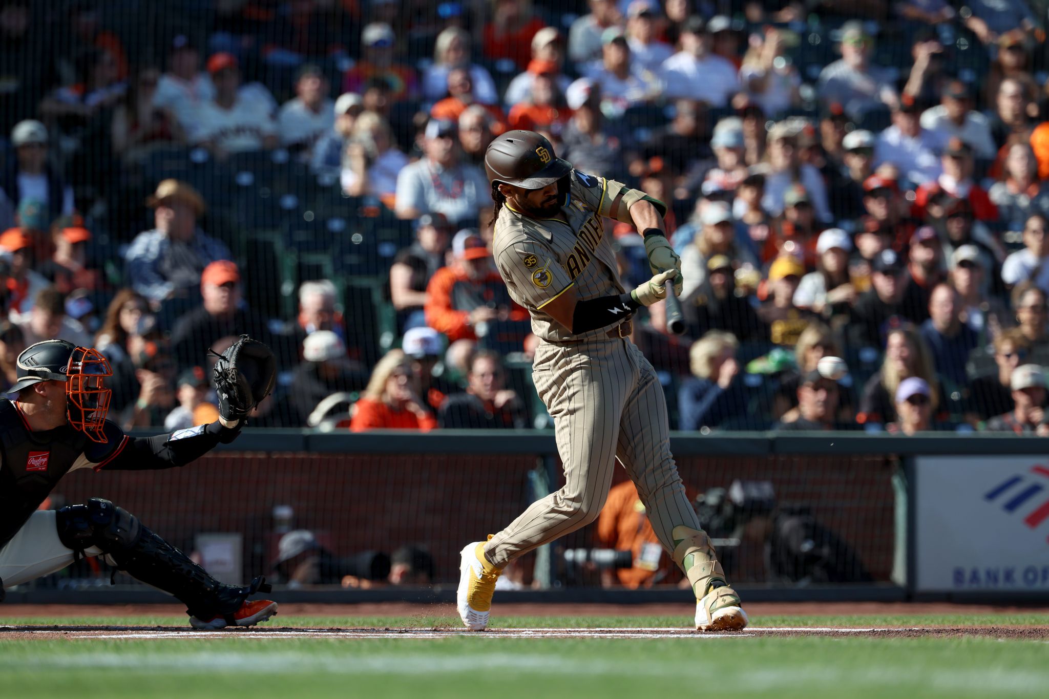 Machado homers as the Padres beat the Giants 6-4 for 7th straight victory