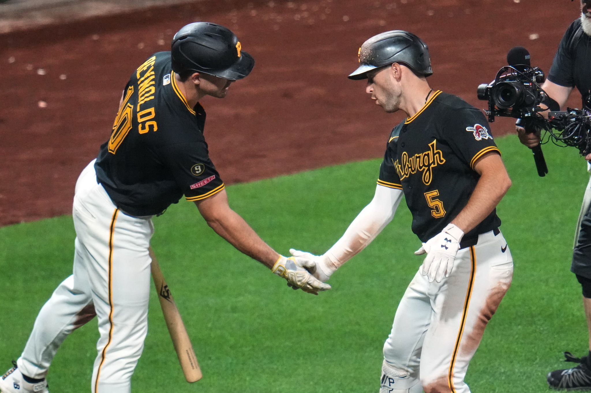 Pirates survive a wild 13-12 finish as a 9th-inning throwing error seals win over Giants