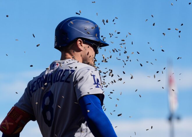 Kiké Hernández hits tiebreaking home run leading off 9th to lift Dodgers over Giants 4-3