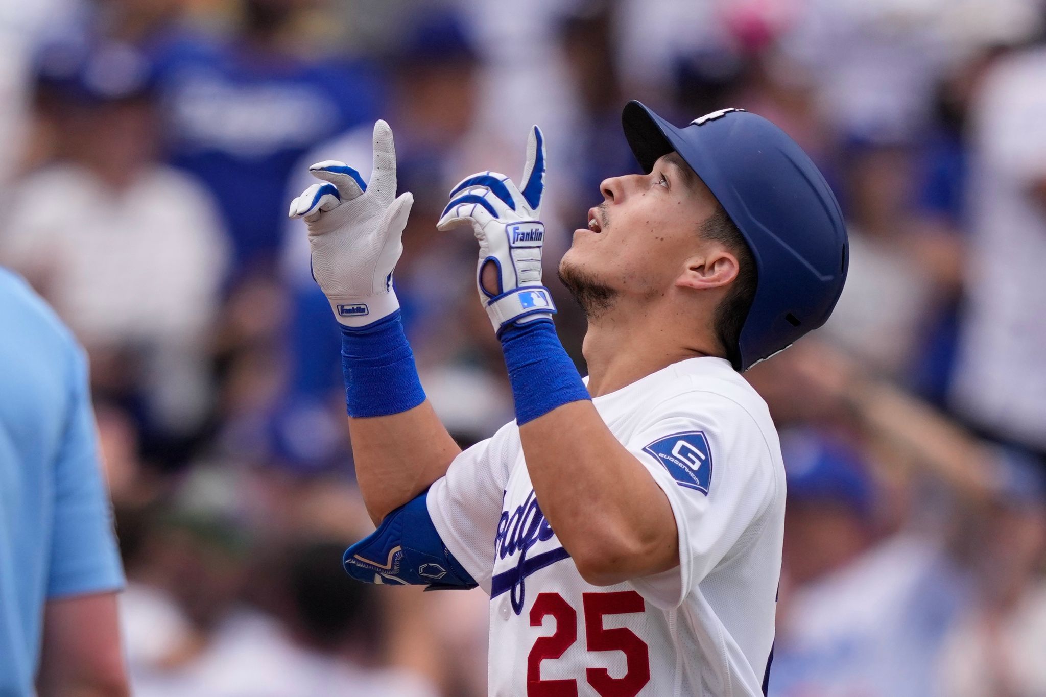 Dodgers get better of Giants’ bullpen in 3-1 win to sweep three-game series