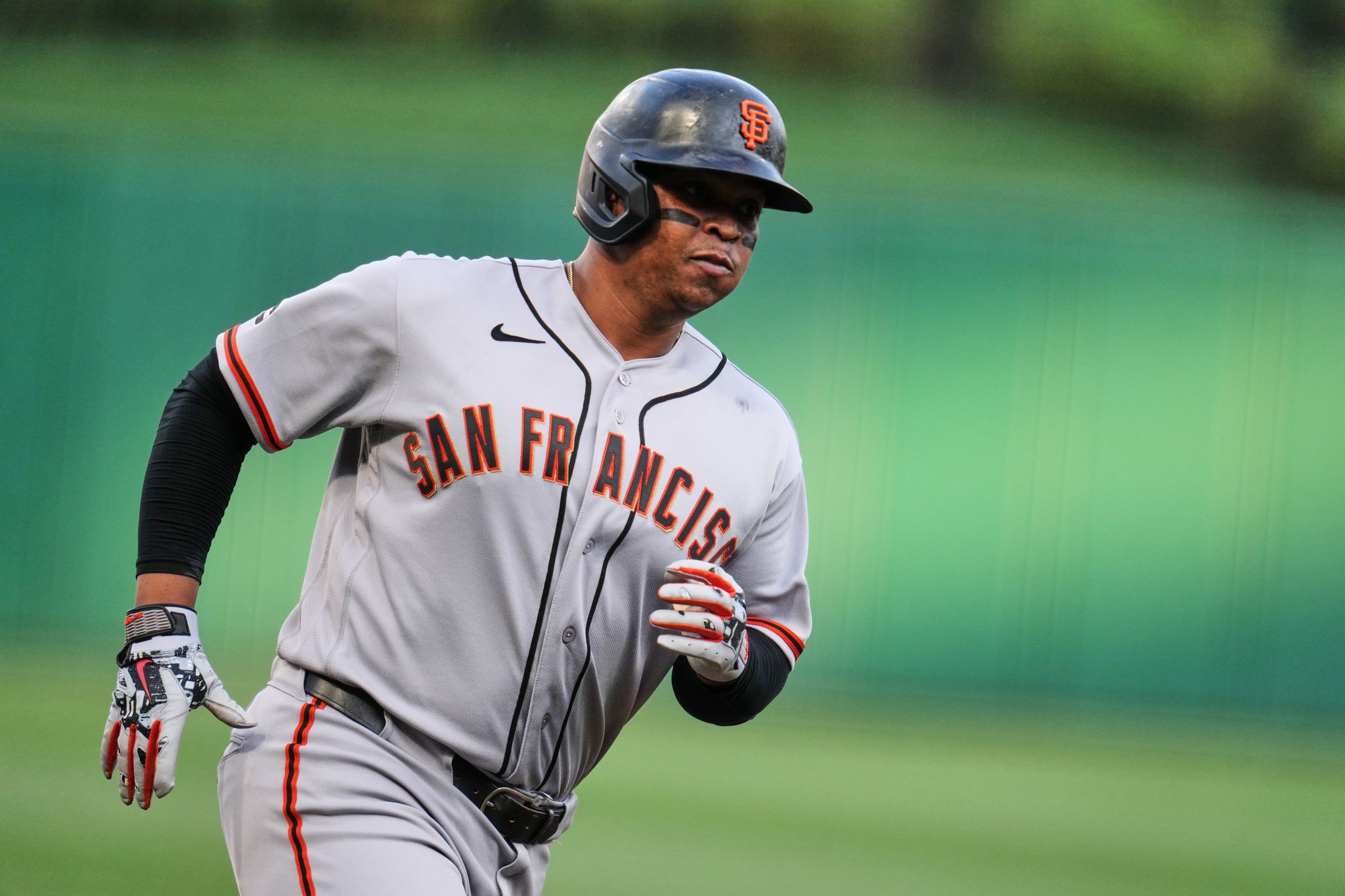 Rafael Devers hits 32nd homer, extends hit streak to 10 games as Giants beat Pirates 5-4 in 10
