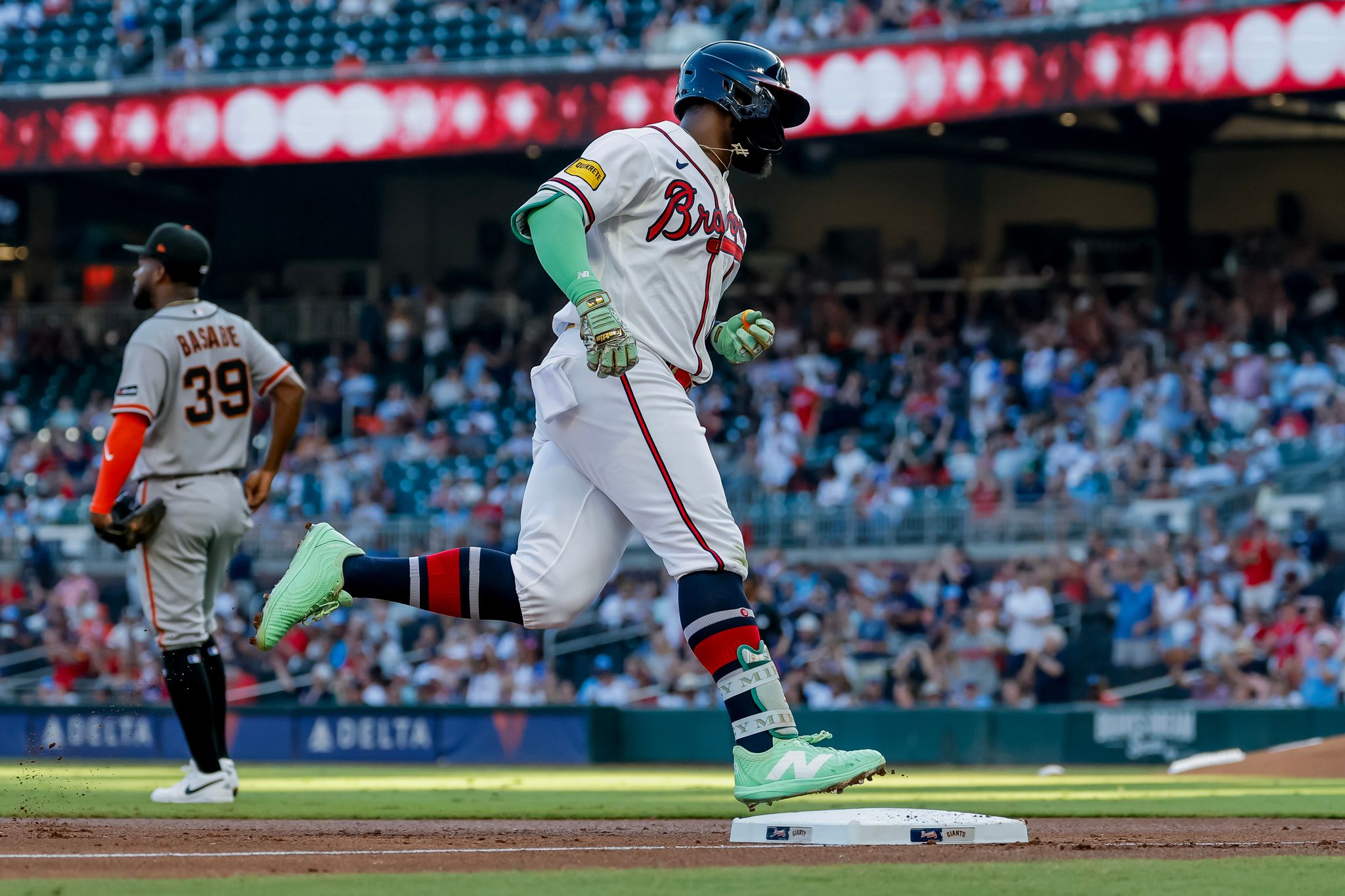 Devers hits his 30th homer as the Giants snap the Braves’ 7-game streak
