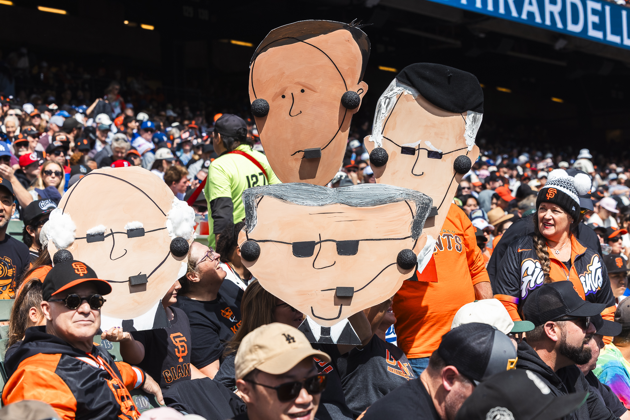 SF Giants fans pay tribute to Mike Krukow at his final game